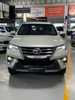TOYOTA HILUX SW4 2.8 SRX 4X4 7 LUGARES 16V TURBO INTERCOOLER DIESEL 4P AUTOMÁTICO TOYOTA HILUX SW4 2.8 SRX 4X4 7 LUGARES 16V TURBO INTERCOOLER DIESEL 4P AUTOMÁTICO